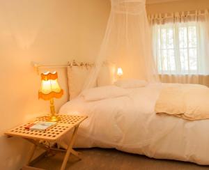 Tempat tidur dalam kamar di Kuursaal Guesthouse