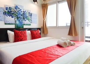 เตียงในห้องที่ Khaosan Art Hotel - SHA Plus Certified