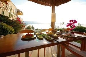 una mesa con platos de comida encima en Lycia Hotel, en Kas