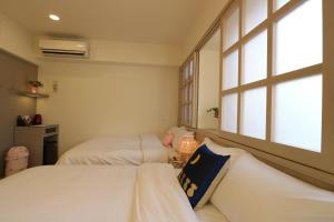 a room with two beds and a window at Yue Guang Homestay in Jian