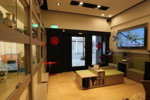 a room with a store with a waiting room at Yue Guang Homestay in Jian