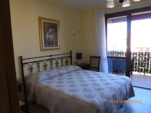 プーラにあるSogno di mareのベッドルーム1室(ベッド1台、大きな窓付)