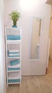 bagno con una pila di asciugamani e uno specchio di Apartment Dalia a Sarajevo