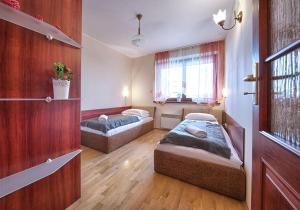 Pokój z 2 łóżkami i oknem w obiekcie VisitZakopane - Paris Apartment w Zakopanem