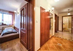 Posteľ alebo postele v izbe v ubytovaní VisitZakopane - Paris Apartment