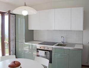 Η κουζίνα ή μικρή κουζίνα στο La Quiete 24 Lake view apartment by Gardadomusmea