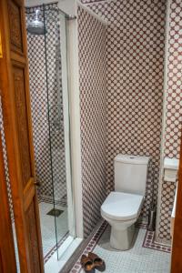 un bagno con wc e doccia di Appartement moderne moroccan/African décoration a Casablanca Altre 18 foto