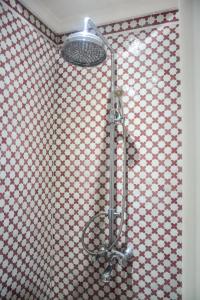 una doccia in bagno con parete a scacchi di Appartement moderne moroccan/African décoration a Casablanca