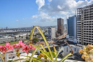 vista su una città con edifici e fiori rosa di Appartement moderne moroccan/African décoration a Casablanca