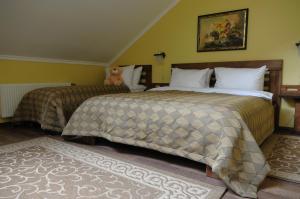Łóżko lub łóżka w pokoju w obiekcie MelRose Hotel