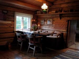 uma sala de jantar com uma mesa e cadeiras num camarote em Strind Gard, Visdalssetra em Boverdalen