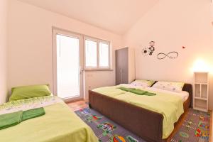 1 Schlafzimmer mit 2 Betten und einem Fenster in der Unterkunft Apartment Josip 1562 in Pula