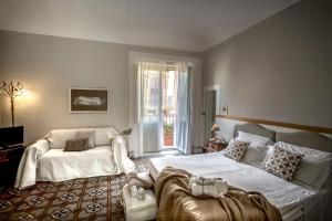 
a hotel room with two beds and two lamps at Ai Lumi in Trapani
