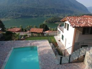 - une piscine en face d'une maison avec vue sur le lac dans l'établissement La Cascina, à Carlazzo