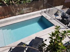Der Swimmingpool an oder in der Nähe von Villa townhouse Calvario