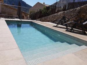 ein Pool mit blauem Wasser in einem Haus in der Unterkunft Villa townhouse Calvario in Pollença