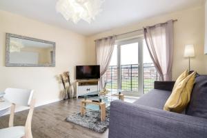ein Wohnzimmer mit einem Sofa und einem TV in der Unterkunft Wolverhampton City Stay II in Wolverhampton