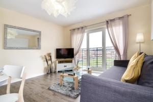 Una sala de estar con un sofá y un televisor. en Wolverhampton City Stay II, en Wolverhampton