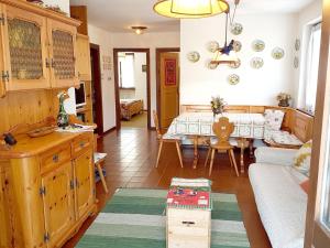 - un salon avec une table et un canapé dans l'établissement Appartamento Tiziana Val di Fiemme, à Carano