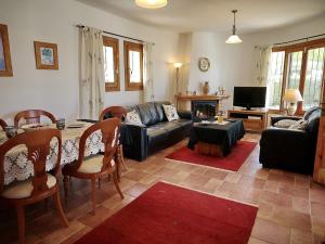 een woonkamer met een bank en een tafel bij Villa Sophie - by Holiday Rentals Villamar in Benitachell