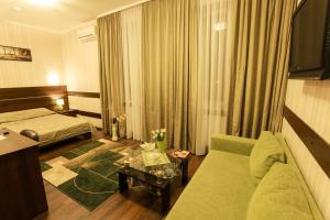TV a/nebo společenská místnost v ubytování Viva Hotel
