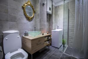 Un baño con inodoro, lavabo y espejo. en Blue Sun Apartments, en Kaštela 41 fotos más