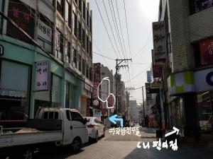 un camión blanco está estacionado en una calle de la ciudad en Friends of Loft, en Tongyeong