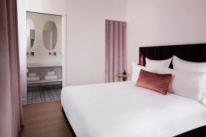 Postel nebo postele na pokoji v ubytování Hôtel Cardinal Bordeaux Centre