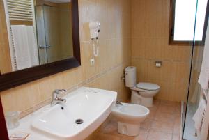 Et badeværelse på Hotel Balneari de Vallfogona de Riucorb + 28 billeder