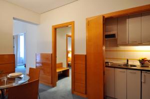 cocina con armarios de madera y comedor en Suite Prado, en Madrid 28 fotos más