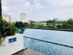 Bazén v ubytování Loving&Comfy Ensuite By Crescent Bay nebo v jeho okolí