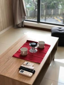 Příslušenství pro přípravu čaje a kávy v ubytování Loving&Comfy Ensuite By Crescent Bay