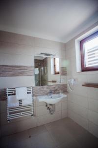bagno con lavandino e specchio di Tci Social Club a Cluj-Napoca