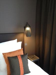 
a bed room with a white bedspread and a lamp at La Maison de Léa in Paris
