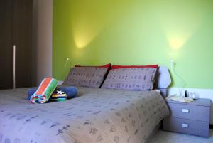 a bedroom with a bed and a green wall at Bnbook Bilo Malpensa in Gallarate