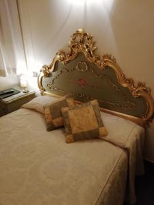 Postel nebo postele na pokoji v ubytování Hotel Al Ponte Mocenigo