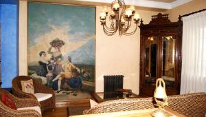 ビリャビシオサにあるHotel Conventinの壁画のあるリビングルーム
