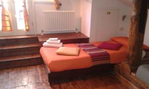 ein Schlafzimmer mit einem Bett mit Handtüchern darauf in der Unterkunft Ca' del Cafetier in Venedig