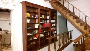 ein Bücherregal neben einer Treppe mit Büchern in der Unterkunft Ca' del Cafetier in Venedig