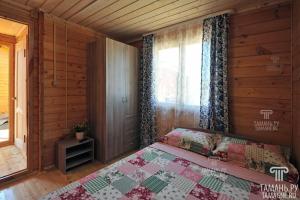 ゴルビツカヤにあるApelsin Guest Houseのベッドルーム(キルト付きのベッド付)