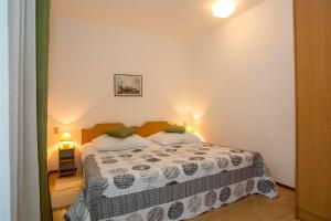 1 dormitorio con 1 cama en una habitación pequeña en Apartment Puh, en Pula