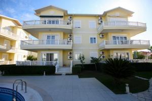 un gran edificio amarillo con balcones. en Cleodora Residence, en Belek