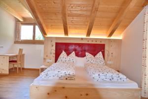 A bed or beds in a room at Residence Blumenthalerhof
