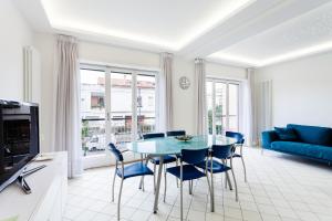 un salon avec une table bleue et des chaises dans l'établissement Matilde Home, à Sorrente