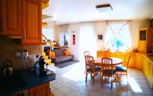 cocina con mesa, sillas y sofá en Aurora Premium Home, en Győr