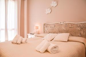 a bedroom with two beds with towels on them at Locanda Bella Italia in Castelnuovo del Garda