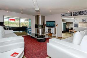Sala de estar con 2 sofás blancos y TV en 90 On Wellington, en Colchester
