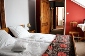 sypialnia z łóżkiem i czerwoną ścianą w obiekcie KUŹNIA SMAKU w mieście Krosno Odrzańskie