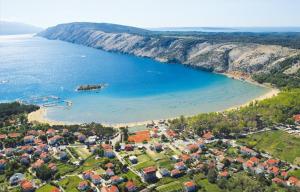 an aerial view of a beach with houses and the water at Željko Apartmani in Lopar
