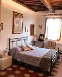 una camera con un letto e una grande finestra di Casa Emilio a Siena